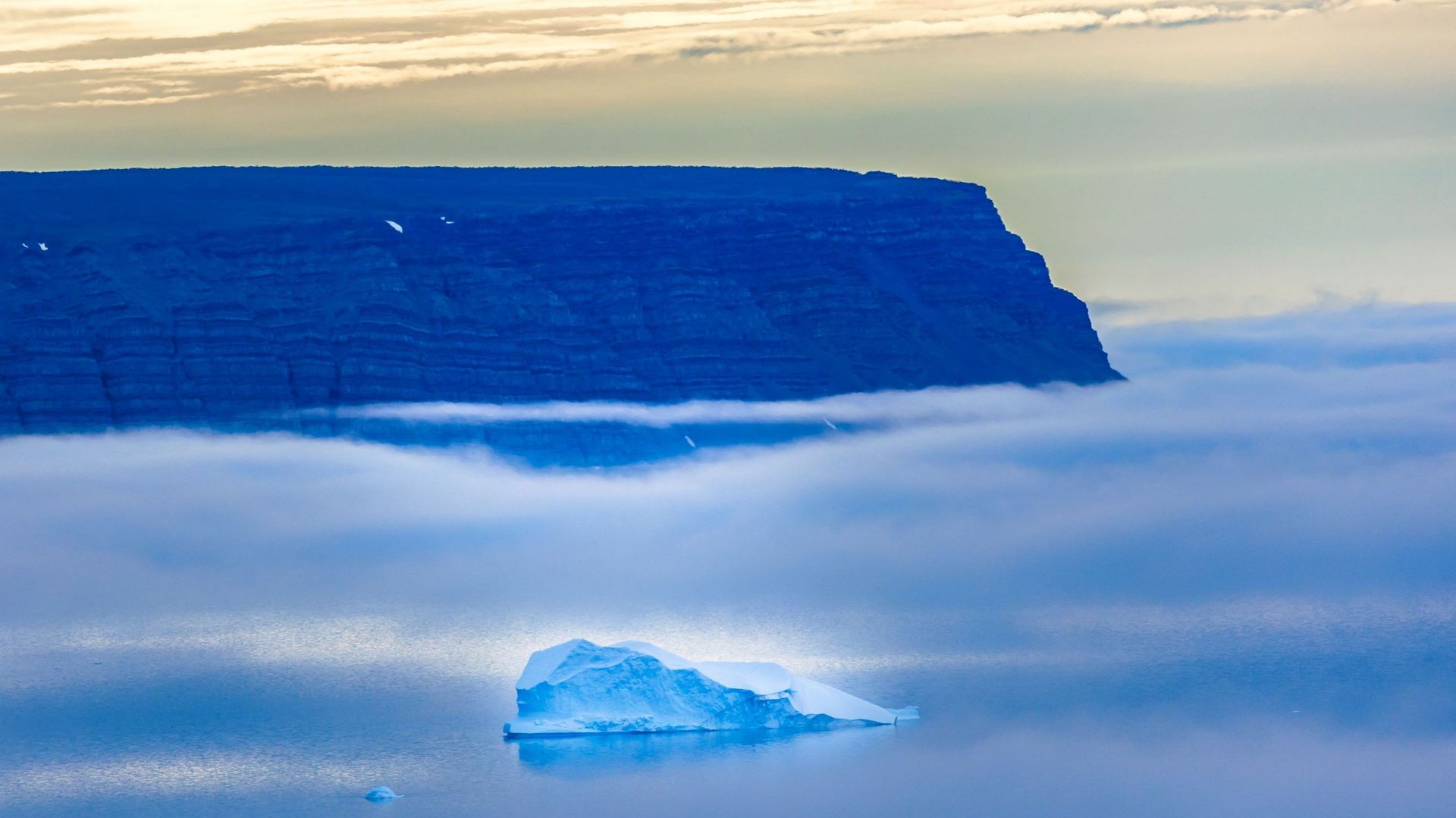 Des icebergs vus à travers le brouillard flottent dans la baie de Baffin près de Pituffik, au Groenland, le 20 juillet 2022, capturés par un avion Gulfstream V de la NASA lors d'une mission aérienne visant à mesurer la fonte de la glace de mer arctique.