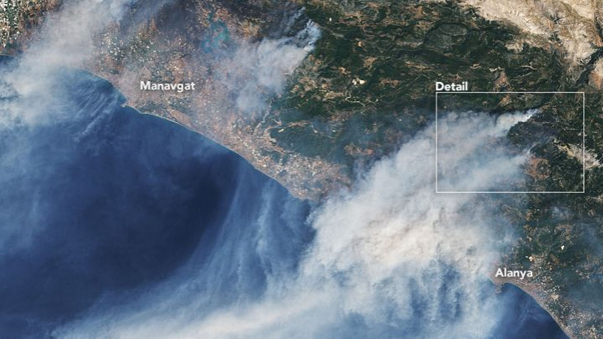 Le 31 juillet 2021, l’imageur terrestre opérationnel (OLI) de Landsat 8 a pris ces images en couleur naturelle d’incendies près des villes côtières d’Alanya et de Manavgat.