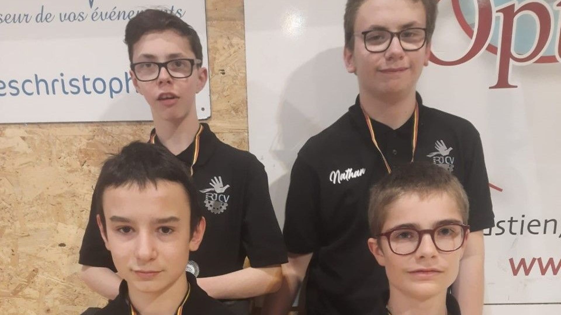 Miguel, Nathan, John et Vincent se sont qualifiés pour la finale nationale du tournoi interécoles d’échecs. Ils se sont affrontés le 19 mars, à Braine-l’Alleud et occupent la 28e place parmi les 32 meilleures écoles de Belgique.
