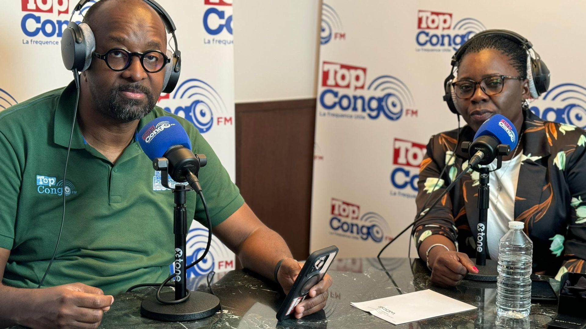 Le journaliste fondateur de Top Congo FM, Christian Lusakoueno (à gauche) dans le studio installé à Bruxelles du 1er au 8 juin 2024.
