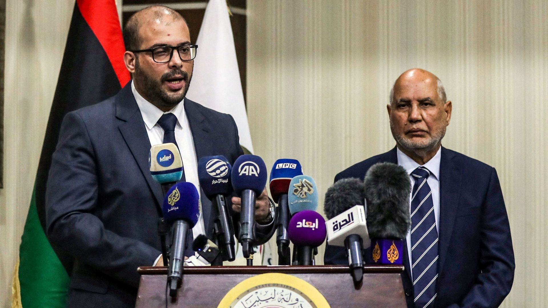 Omar Abdel-Aziz Bushah, vice-président du Conseil supérieur de l'État libyen, et le vice-président adjoint Mohammed Amzab donnent une conférence de presse sur les derniers développements avant les prochaines élections, à Tripoli, la capitale de la Libye, 