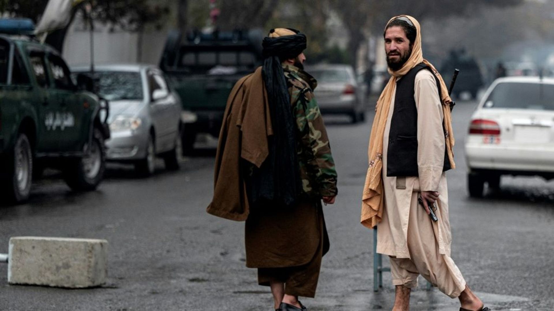 Des membres des forces de sécurité des talibans près du site d'une explosion à Kaboul, le 12 décembre 2022