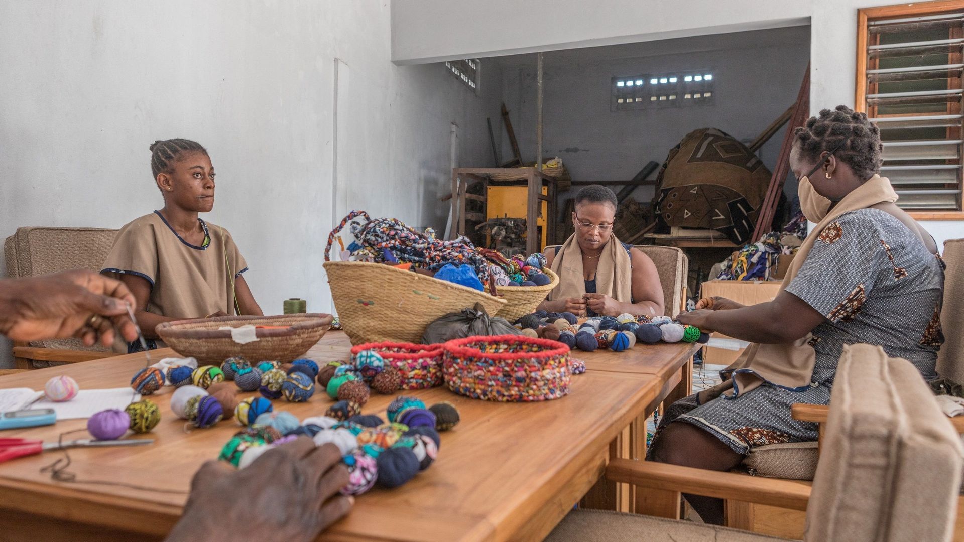 Au Bénin, la deuxième vie "en or" des déchets textiles.