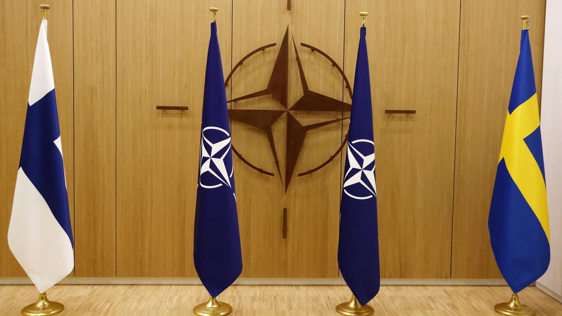 La Finlande et la Suède ont déposé leur demande d’adhésion à l’OTAN le 18 mai 2022 et des consultations sont en cours entre les Alliés pour lever l’opposition de la Turquie à l’intégration des deux pays nordiques dans l’Alliance.

