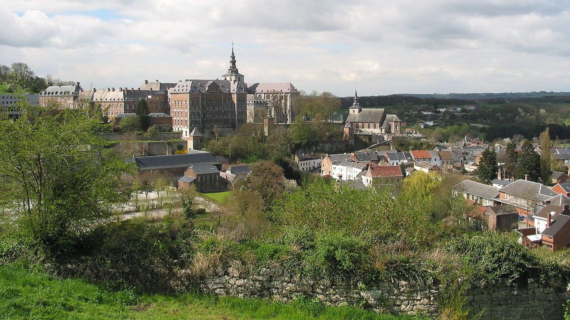 Vue sur l’ancienne abbaye et le village de Floreffe.