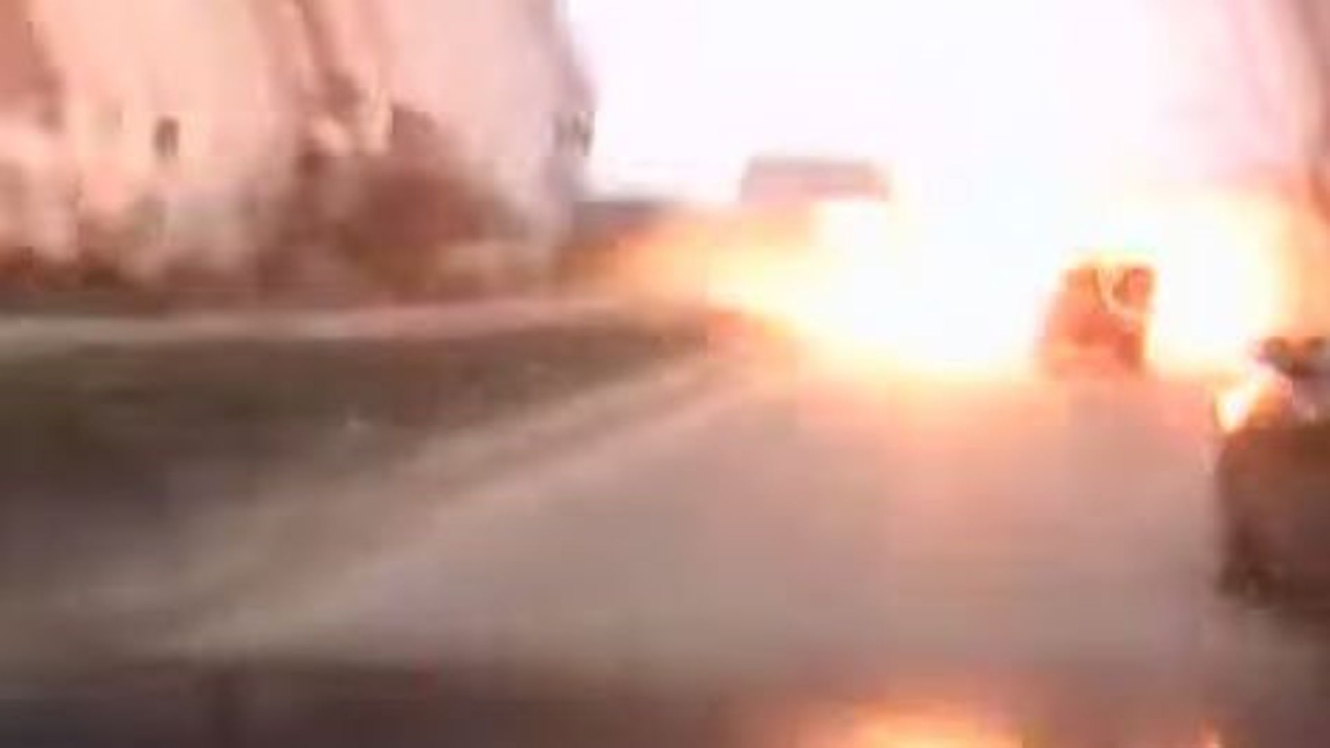 Les bombardements à Marioupol filmés par un automobiliste (vidéo)