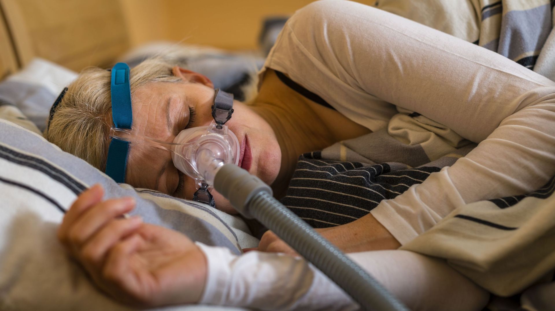 woman sleeping with cpap mask because of obstructive sleep apnea