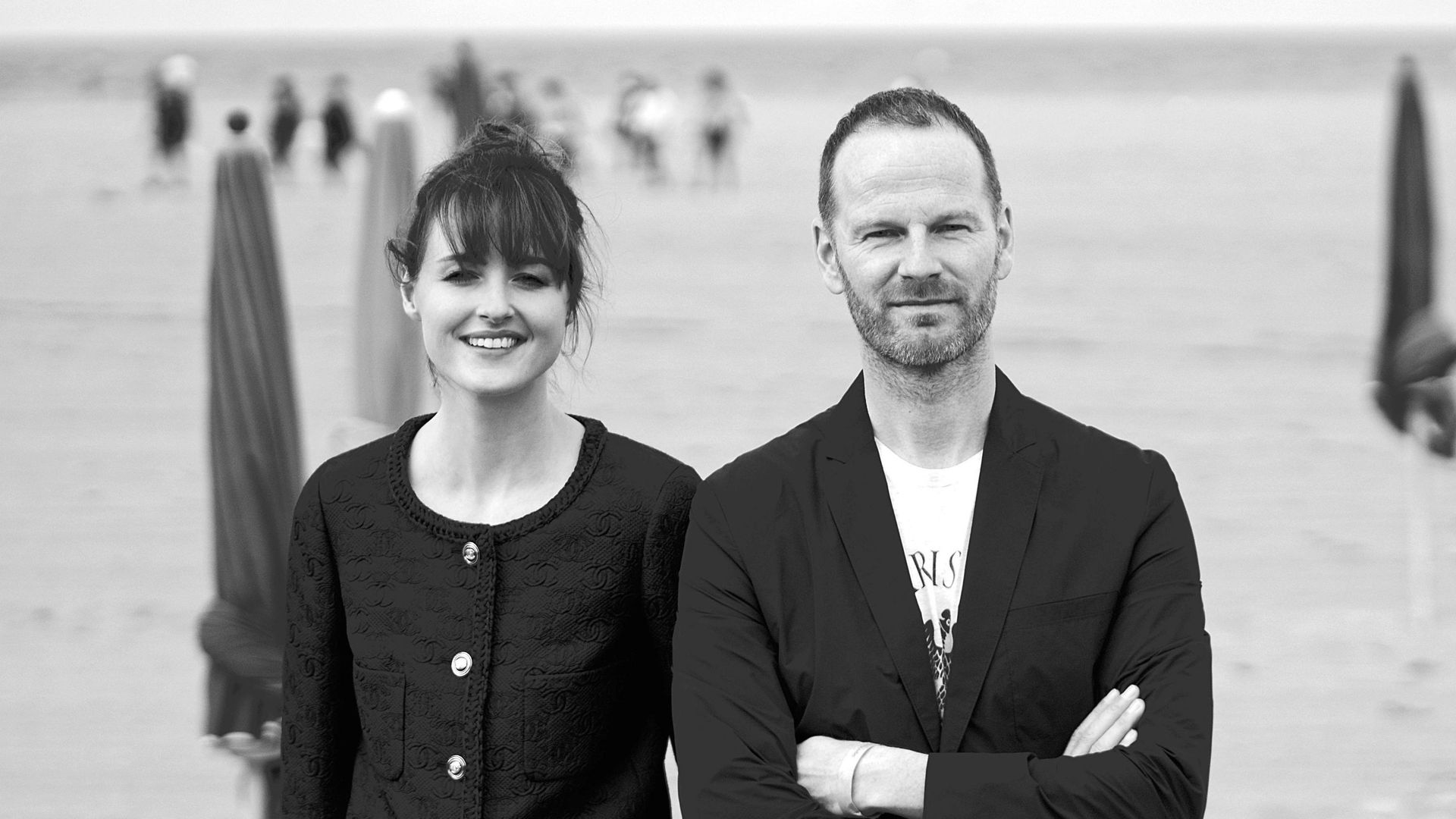 L'actrice norvégienne Renate Reinsve et le réalisateur norvégien Joachim Trier sur la plage après la projection du film "Julie (en 12 chapitres)" lors du 47e Festival du cinéma américain de Deauville, le 10 septembre 2021 à Deauville, France. 