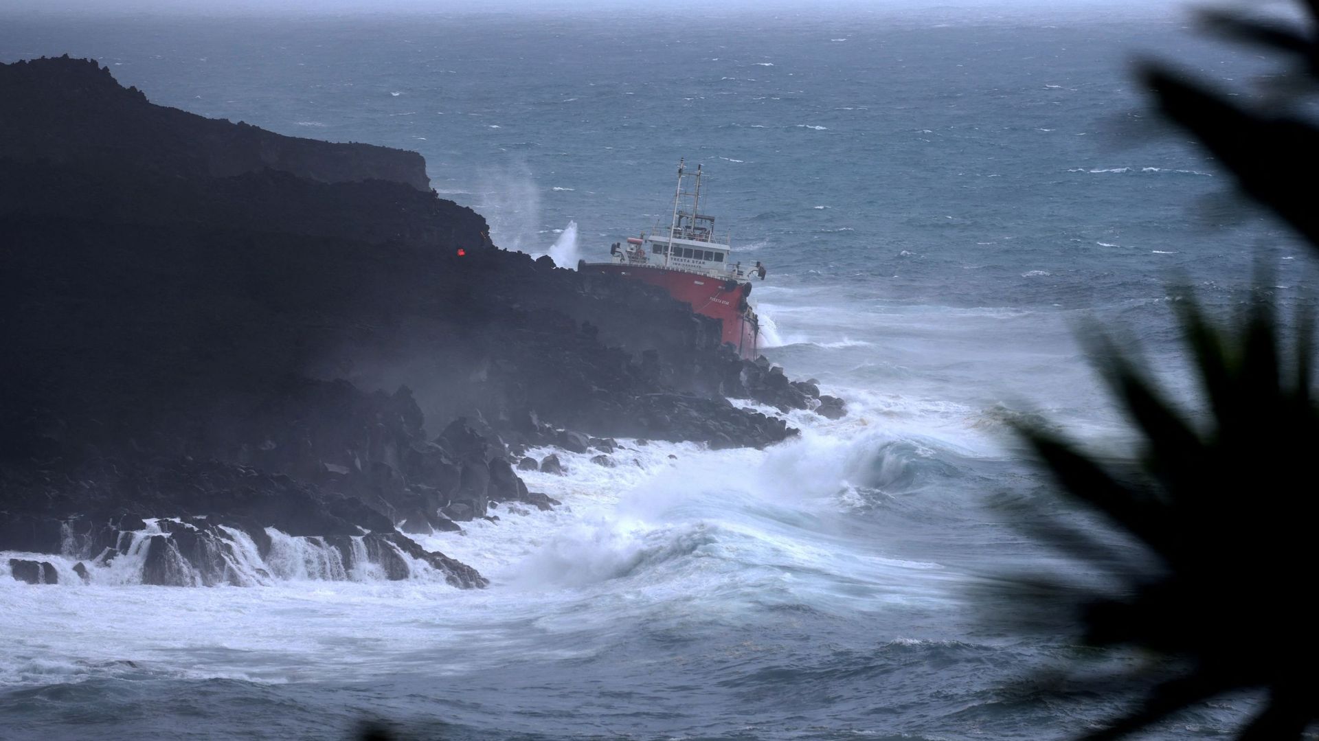 Un pétrolier mauricien Tresta Star échoué, après le passage du cyclone tropical Batsirai alors que l'île était placée en alerte rouge cyclonique