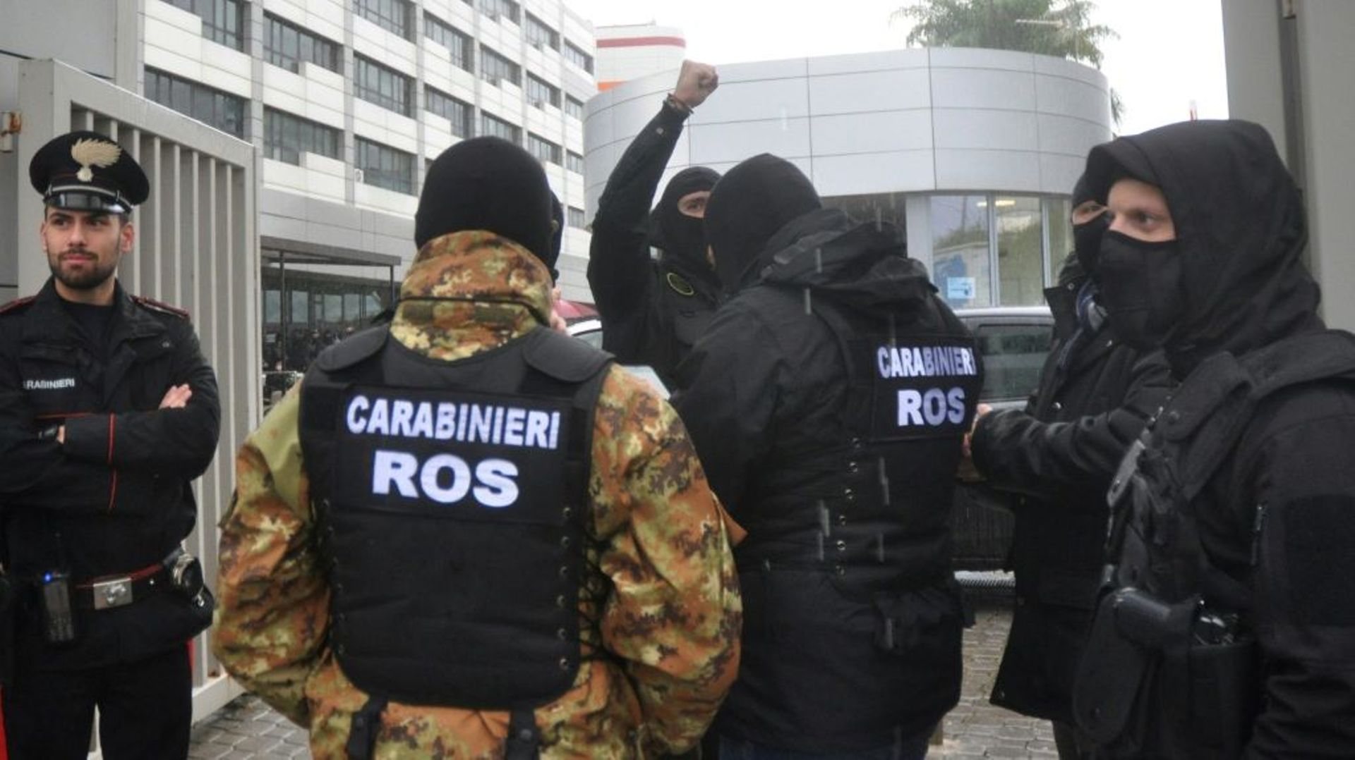 Des carabiniers devant la clinique privée La Maddalena où le mafieux sicilien Matteo Messina Denaro a été arrêté, le 16 janvier 2023 à Palerme