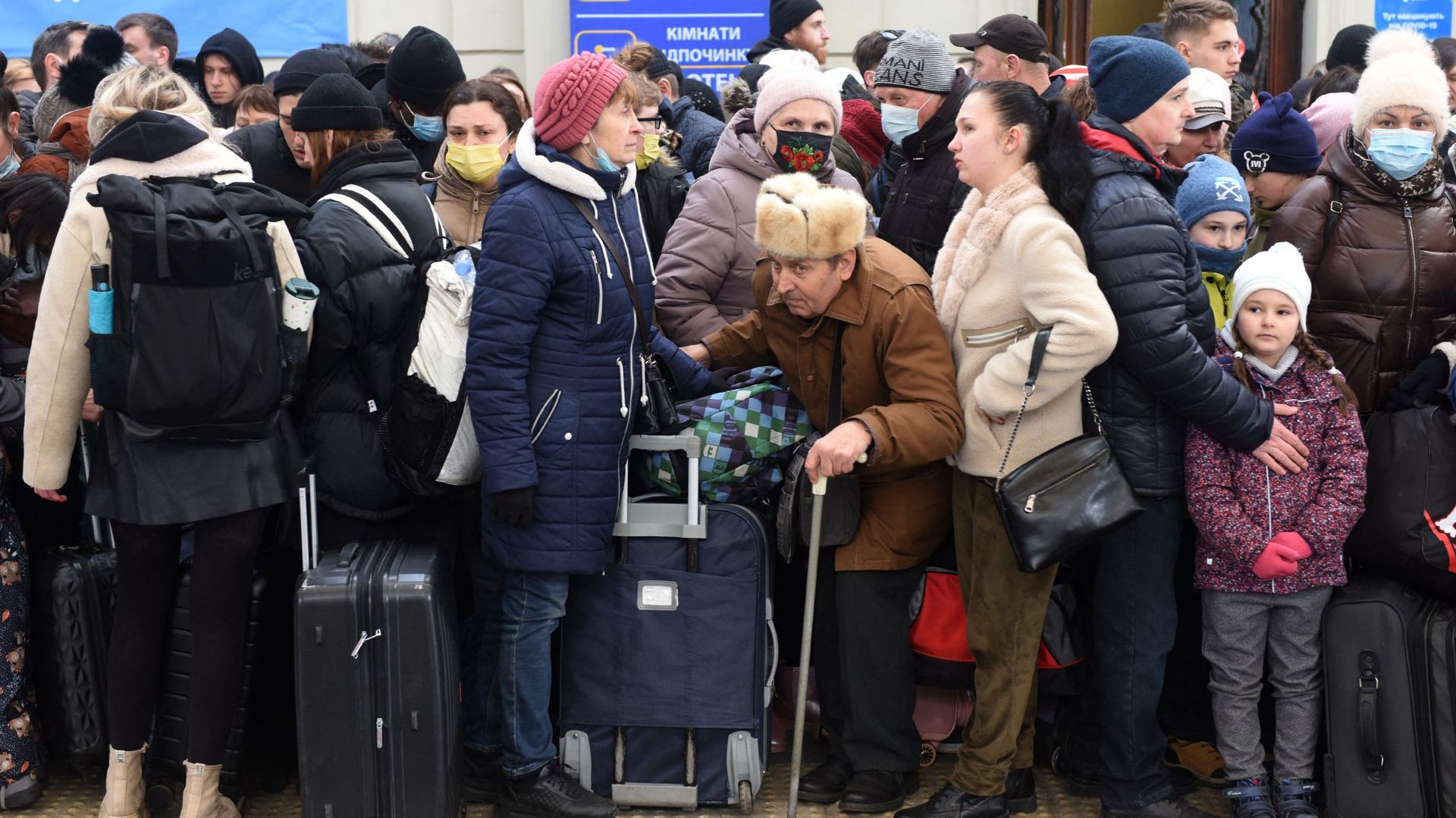Des personnes attendent un train pour la Pologne à la gare de la ville de Lviv, dans l'ouest de l'Ukraine, le 26 février 2022.