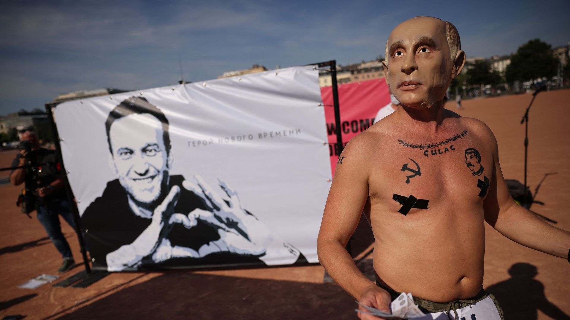 Un manifestant en soutien à l'opposant russe Navalny, portant un masque représentant Vladimir Poutine