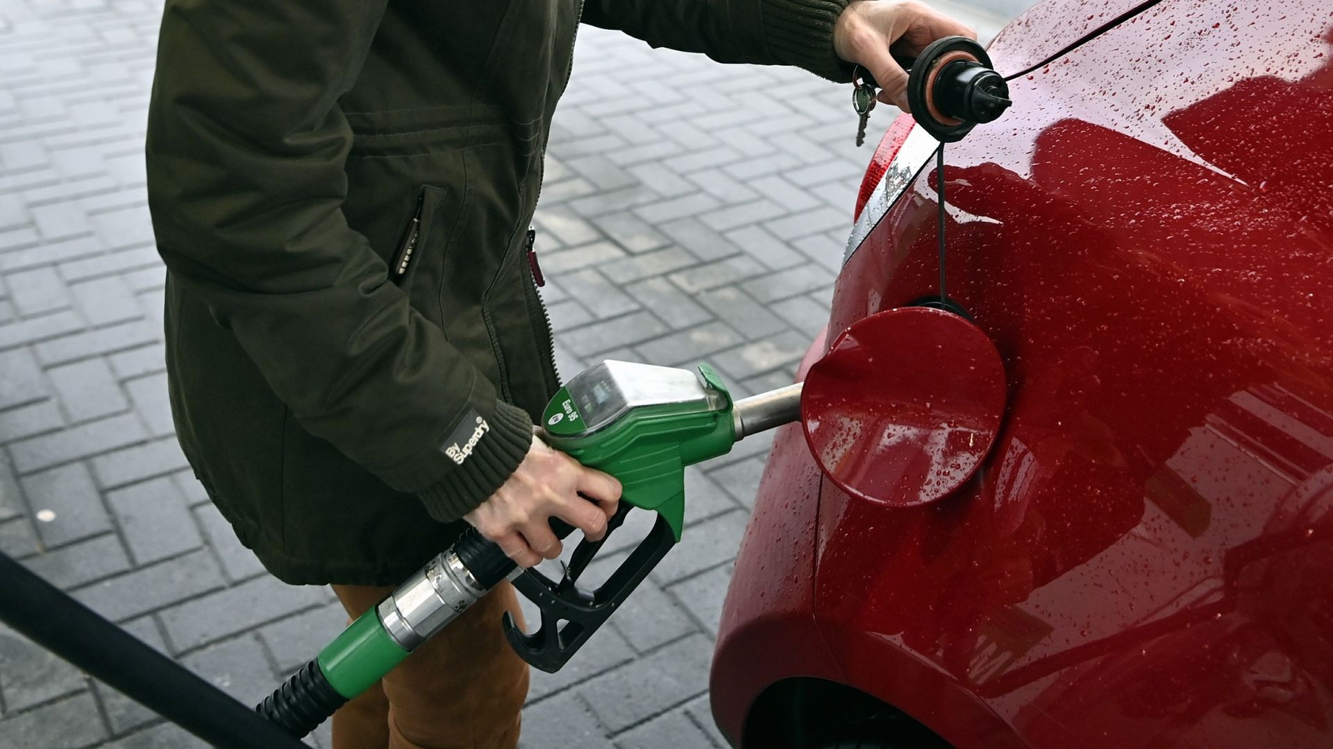 Faire le plein d’essence coûtera moins cher dès mercredi