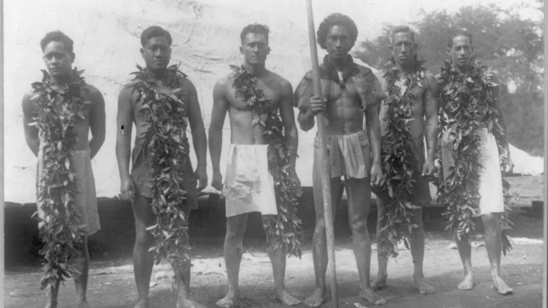 Duke Kahanamoku et ses amis, à Waikiki Beach