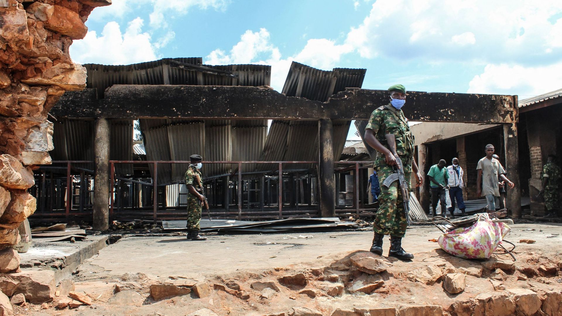 Le bâtiment brûlé de la prison centrale à Gitega au Burundi.