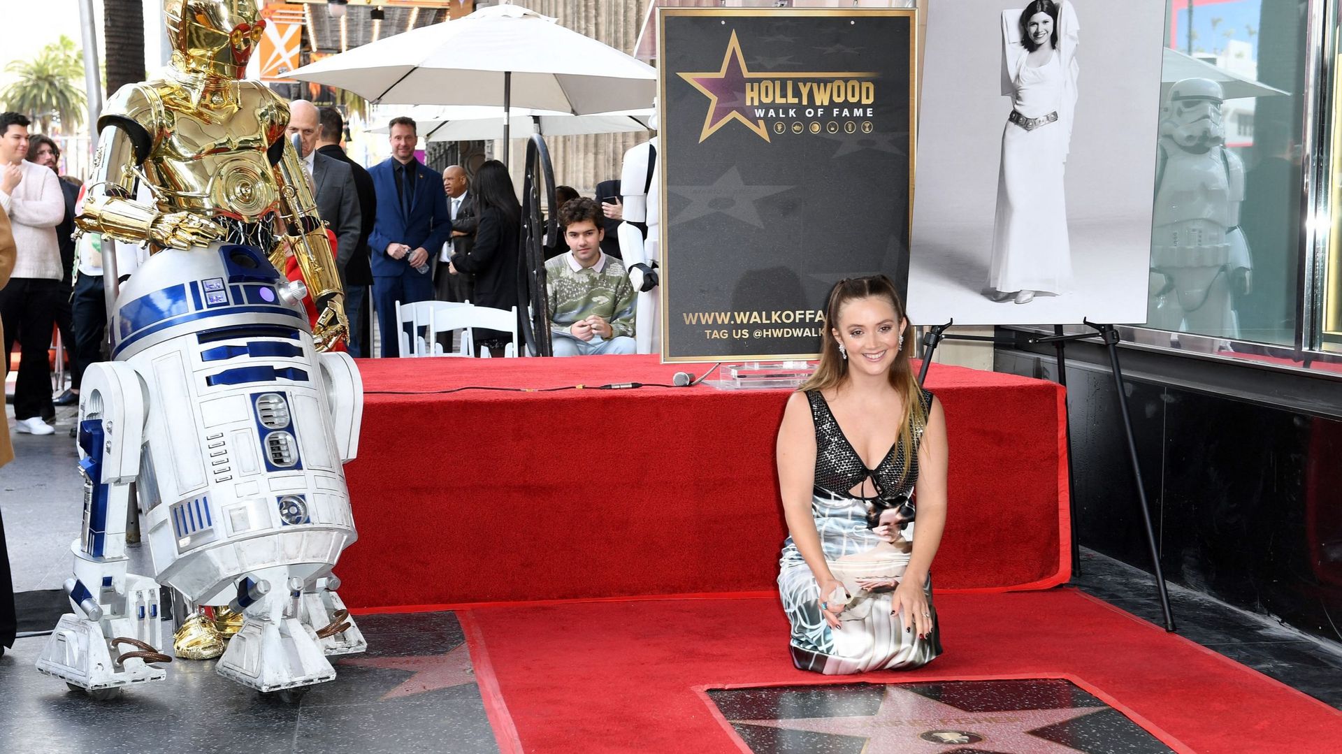 L’actrice et fille de Carrie Fisher, Billie Lourd, pose devant l’étoile posthume de sa mère sur le Hollywood Walk of Fame.