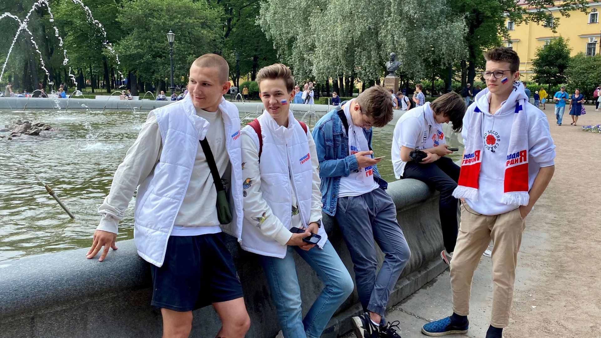 Des membres de la Jeune Garde de Russie Unie se retrouvent à Saint-Pétersbourg