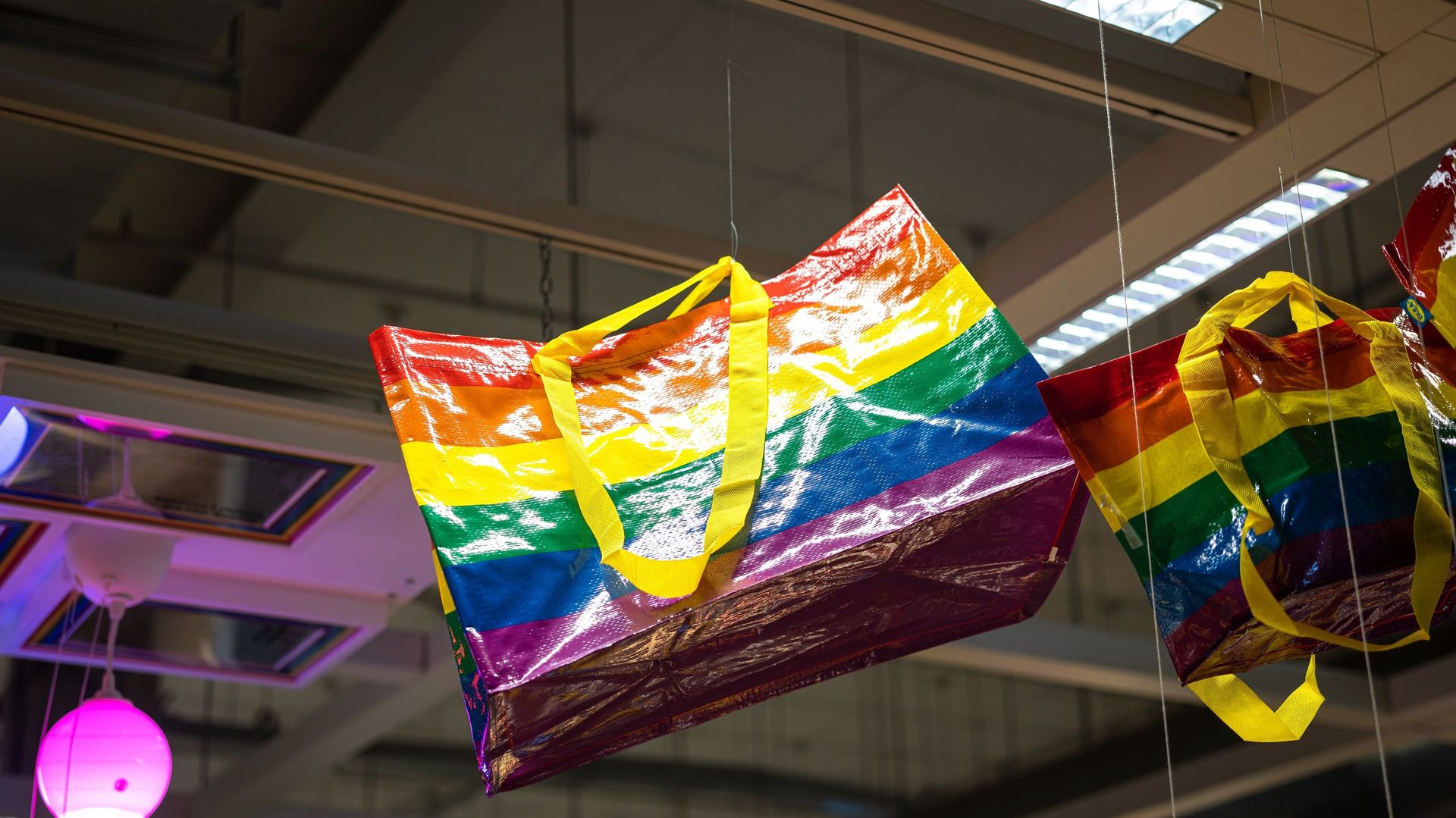 Le légendaire sac de l’enseigne IKEA qui se revêt des couleurs LGBT + pour le mois des fiertés.