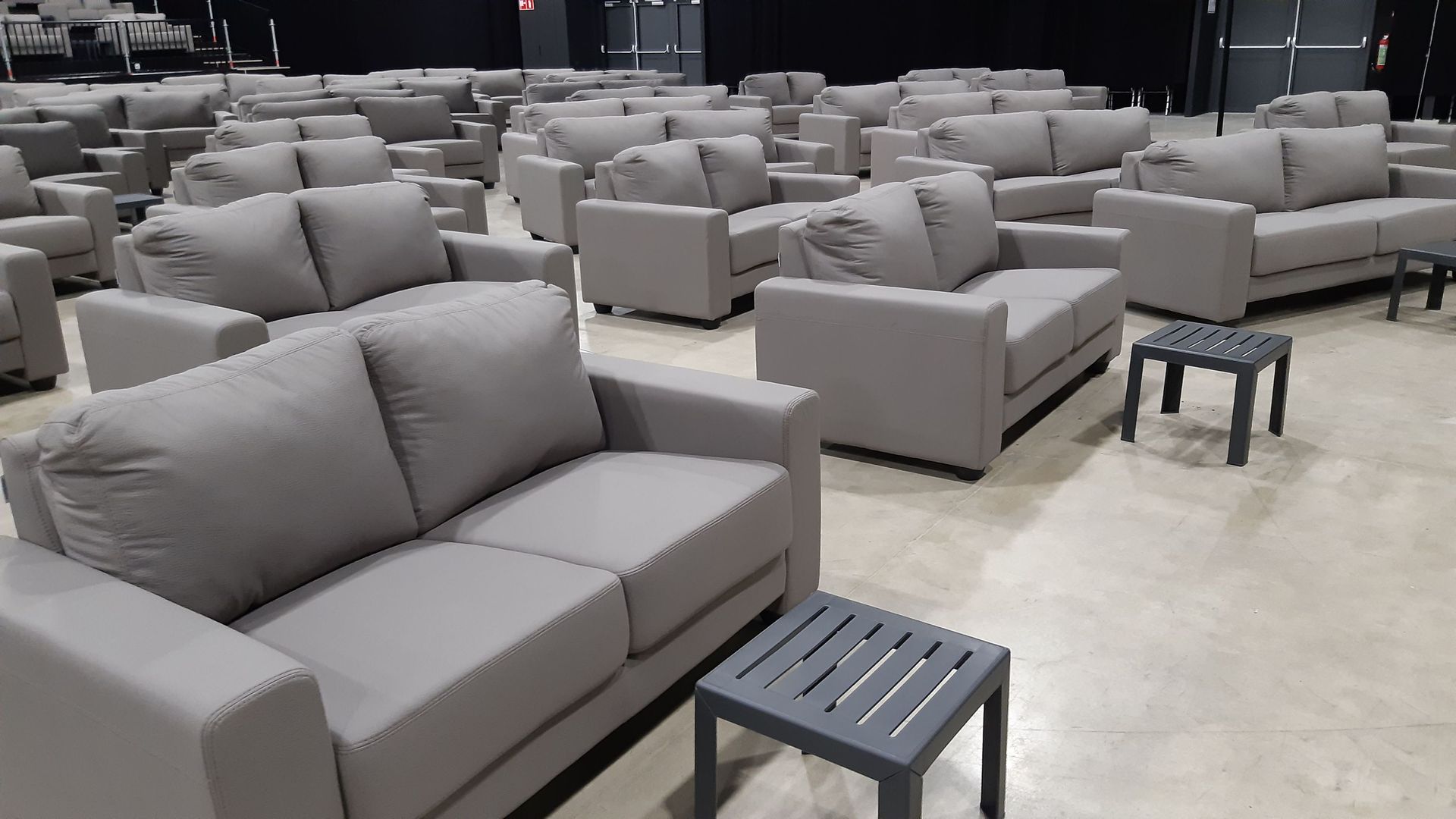 Le public appréciera les films et spectacles dans de confortables canapés accompagnés de tables basses