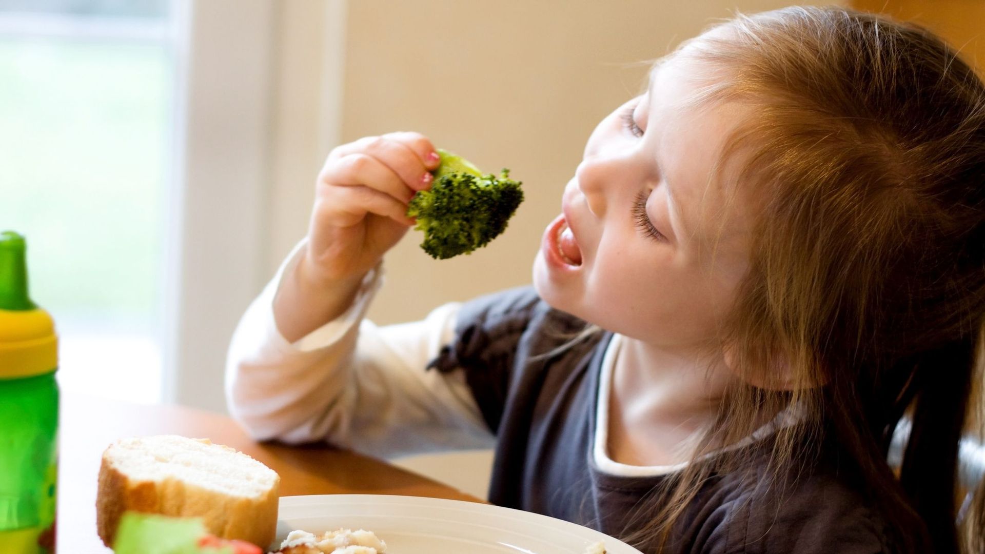 Pour inciter les enfants à manger des fruits et légumes, les deux parents doivent donner l'exemple.