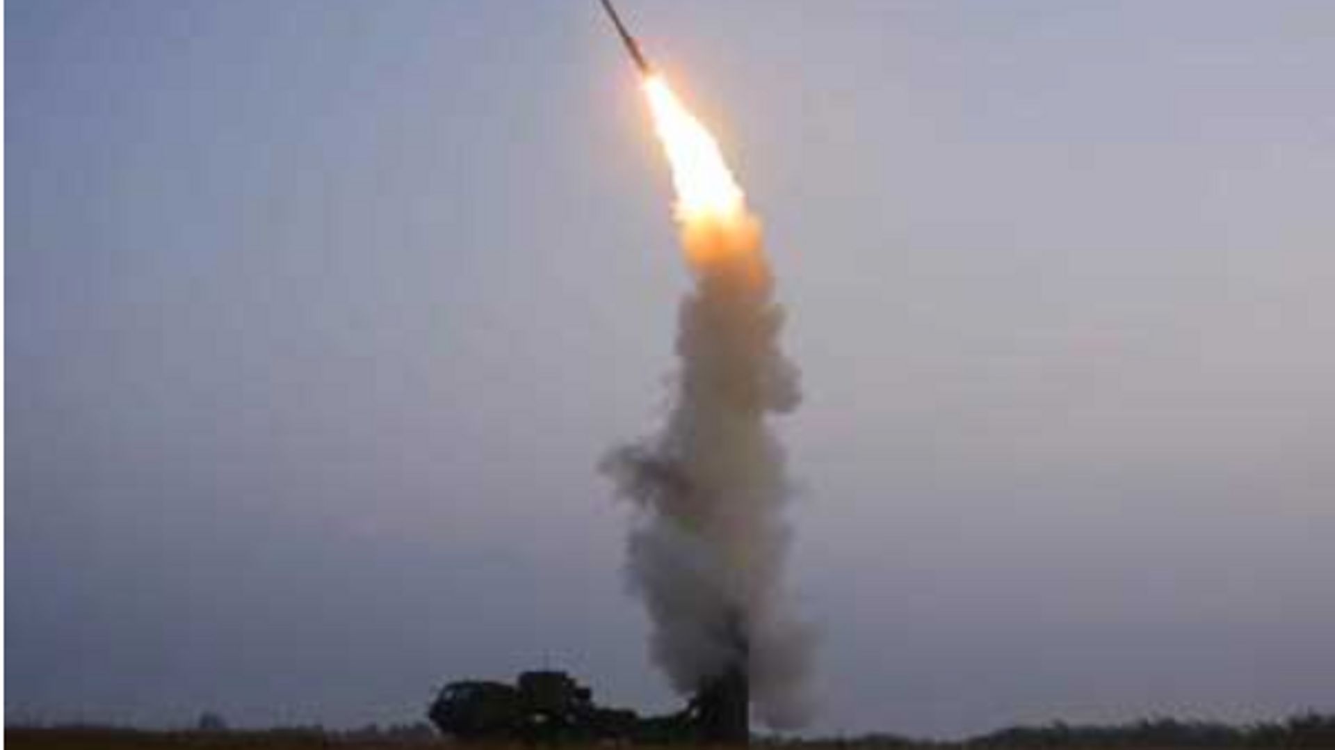 Photo du tir d’essai d’un missile anti-aérien publiée dans le journal officiel Rodong Sinmun.
