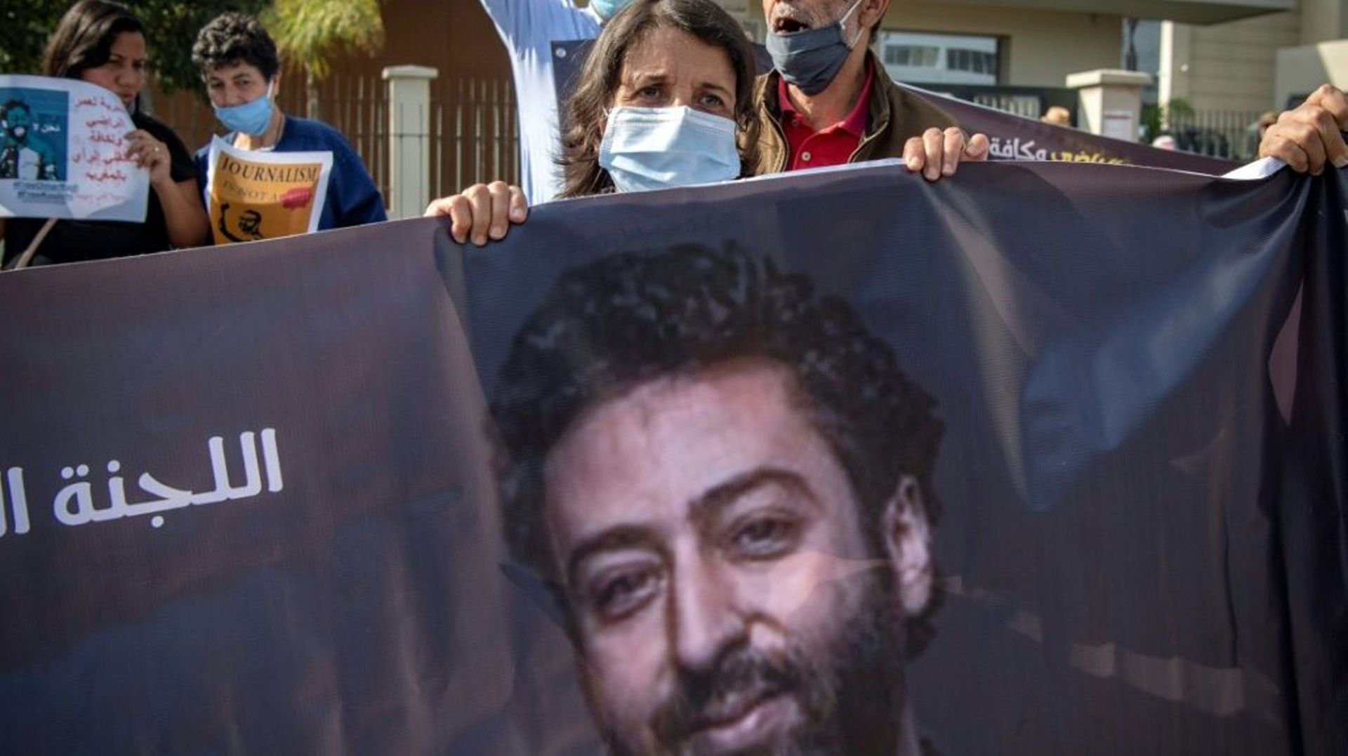 Un portrait du journaliste marocain détenu Omar Radi, lors d'une manifestation de soutien en septembre 2020 à Casablanca