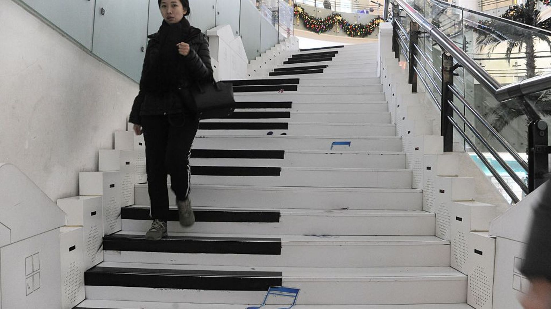 A Stockholm et à Jinana, en Chine, un piano dessiné sur des escaliers pour décourager les individus à prendre l’escalator.