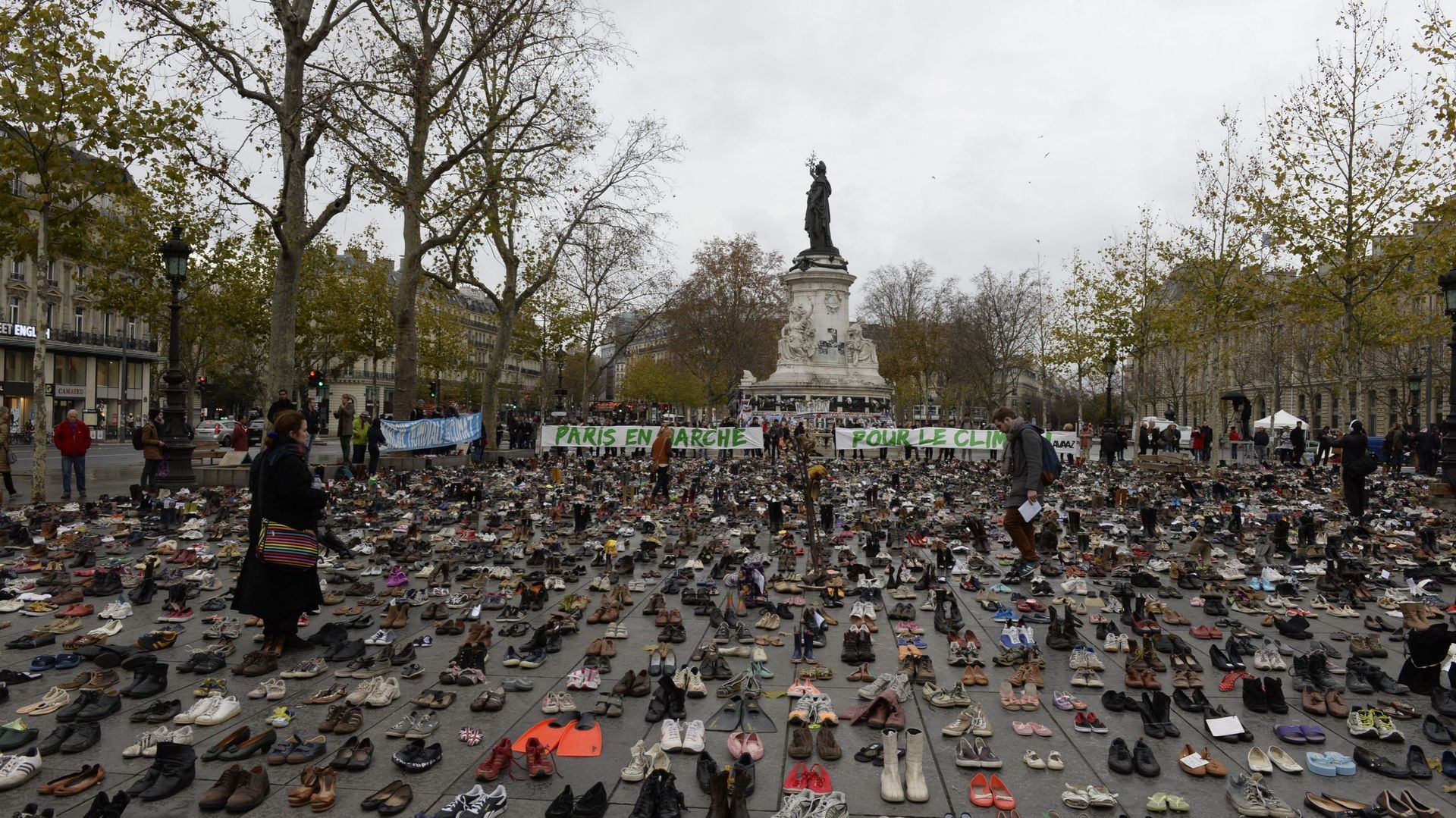 Quatre tonnes de chaussures "marchent" pour le climat à Paris.