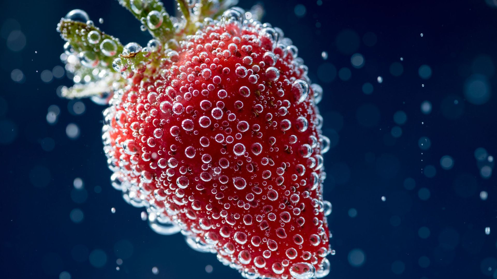 Nucléation de bulles de gaz carbonique autour d’une fraise plongée dans un soda
