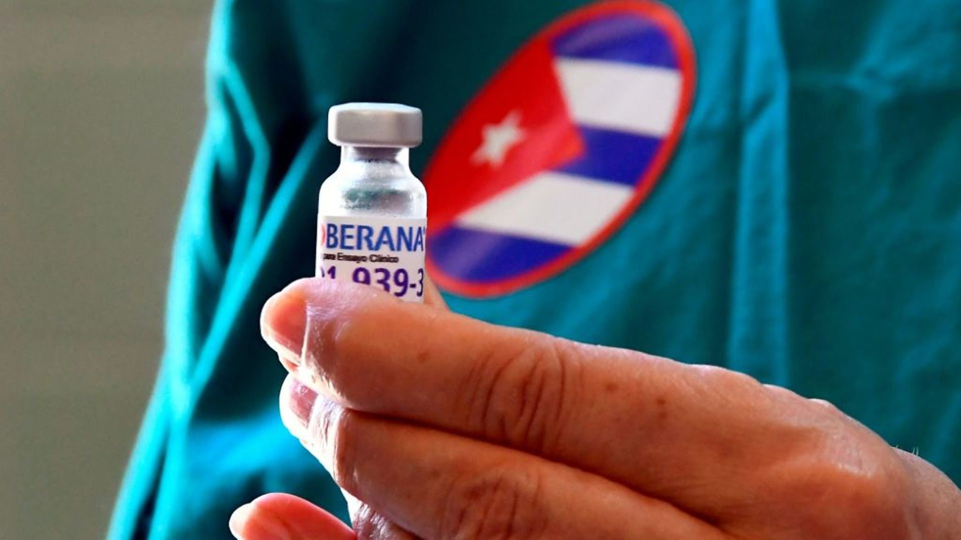 Un flacon du vaccin cubain Soberana 2, le 31 mars 2021 à La Havane

