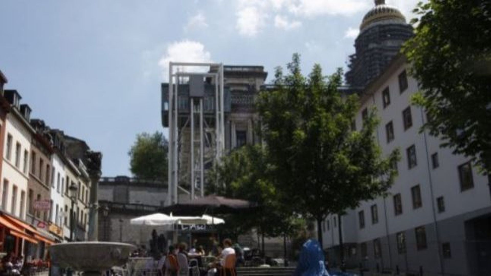 La tour de l’actuel ascenseur avec le palais de justice juste derrière, vus depuis le quartier des Marolles