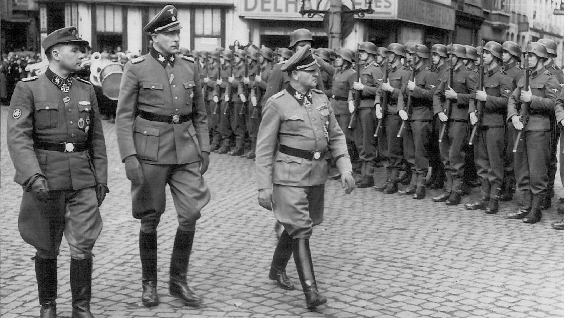 Léon Degrelle à Charleroi, pendant une parade militaire de la Légion Wallonie.