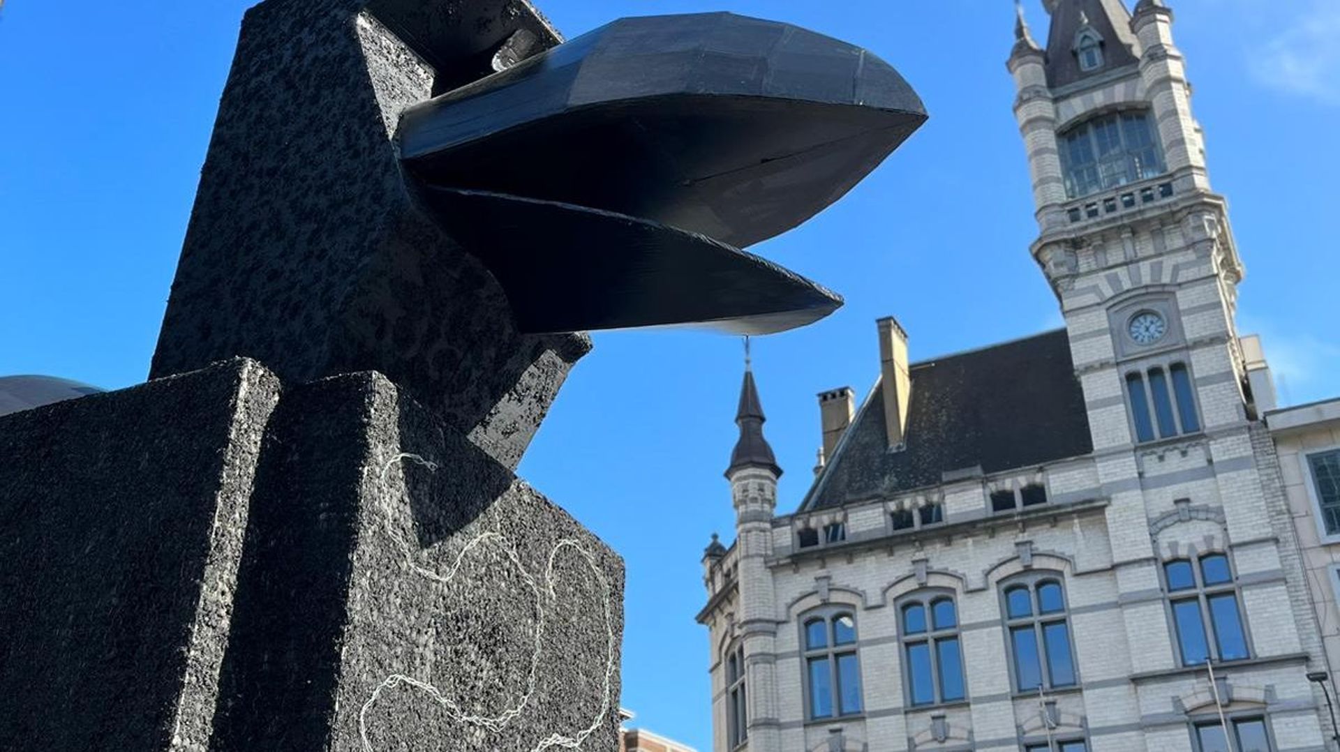 A Charleroi, le corbeau à trois têtes symbolise les idées noires des carolos. Il finira en cendre pour enrichir la terre du Pays-noir. 