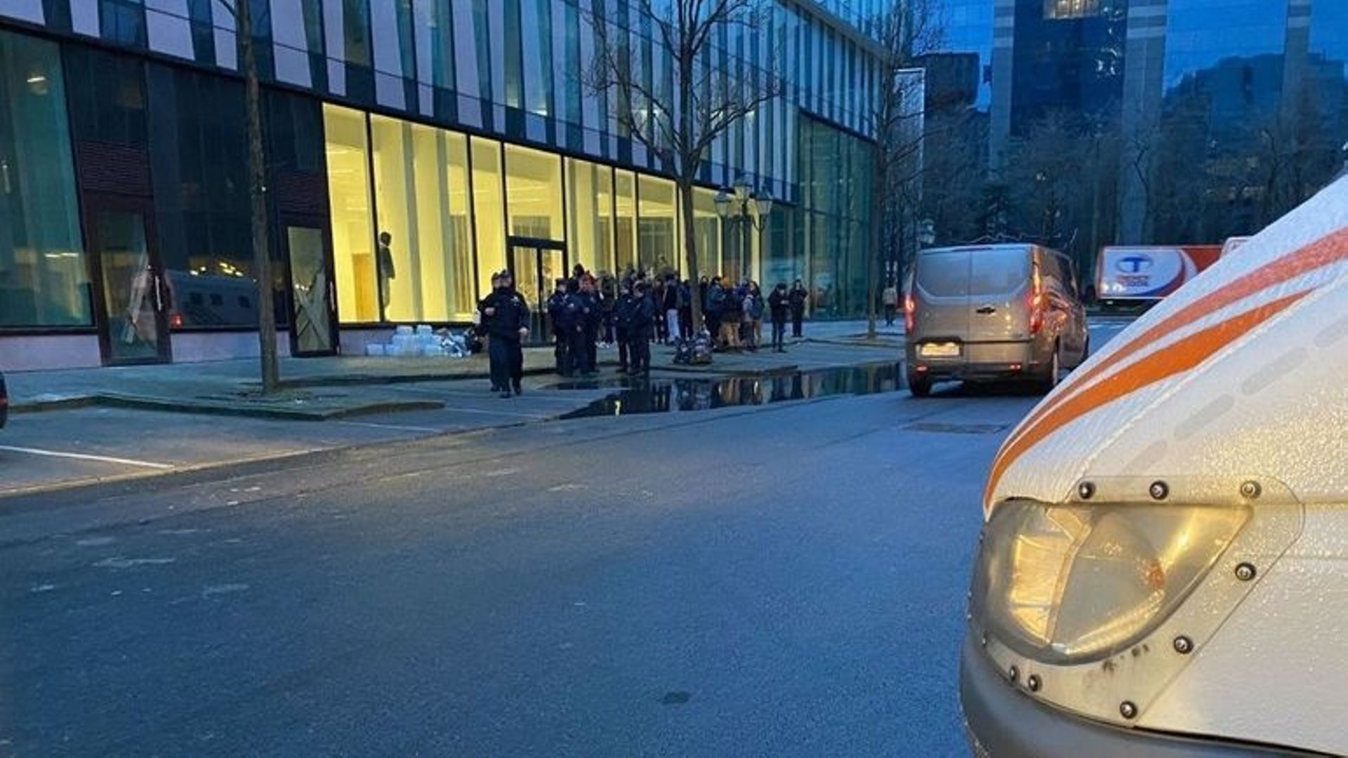 La Ligue des Droits humais organise son assemblée générale devant le futur centre de crise occupé par des demanderus d'asile