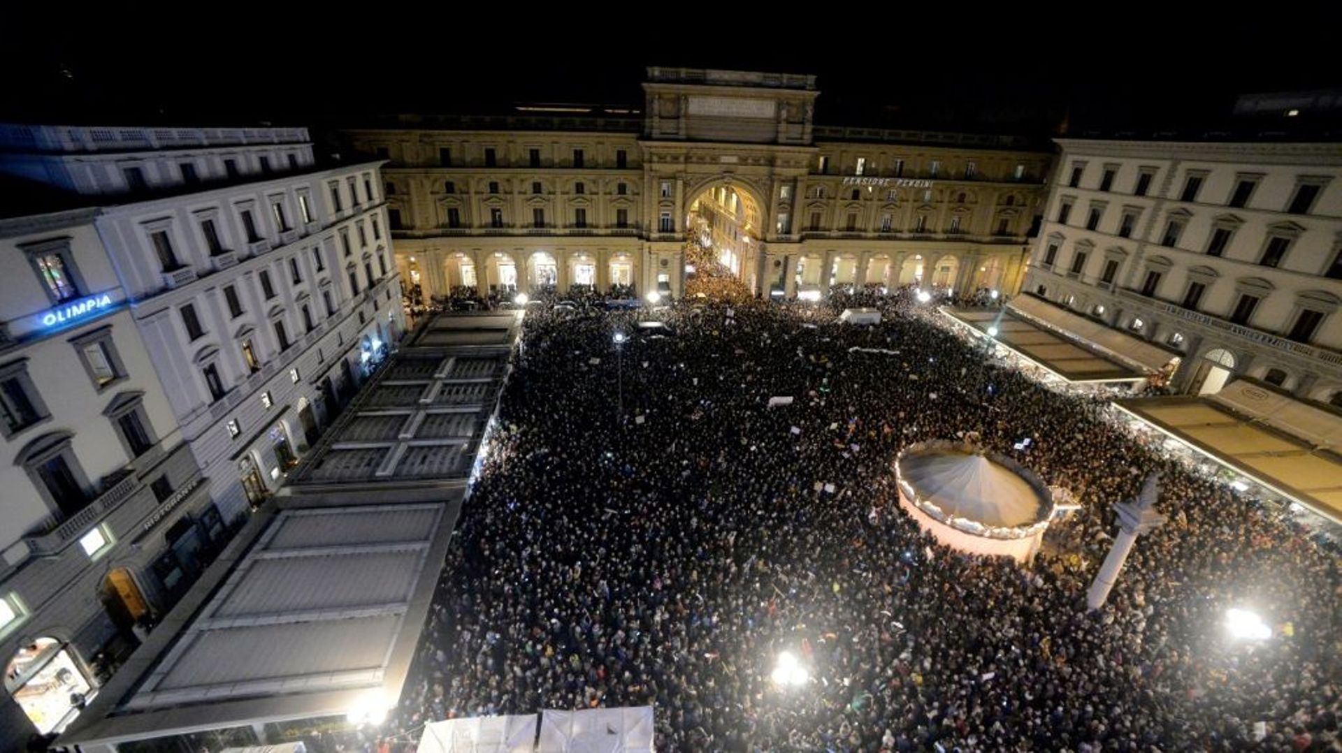 Des dizaines de milliers de "sardines", les membres d'un mouvement civique italien, rassemblés à Florence contre l'extrême droite, le 30 novembre 2019