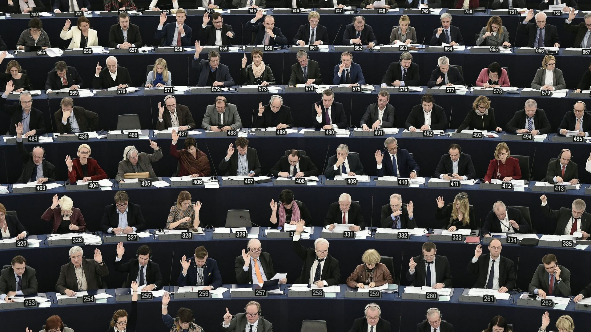 Parlement européen un député grec d'Aube Dorée exclu après des propos