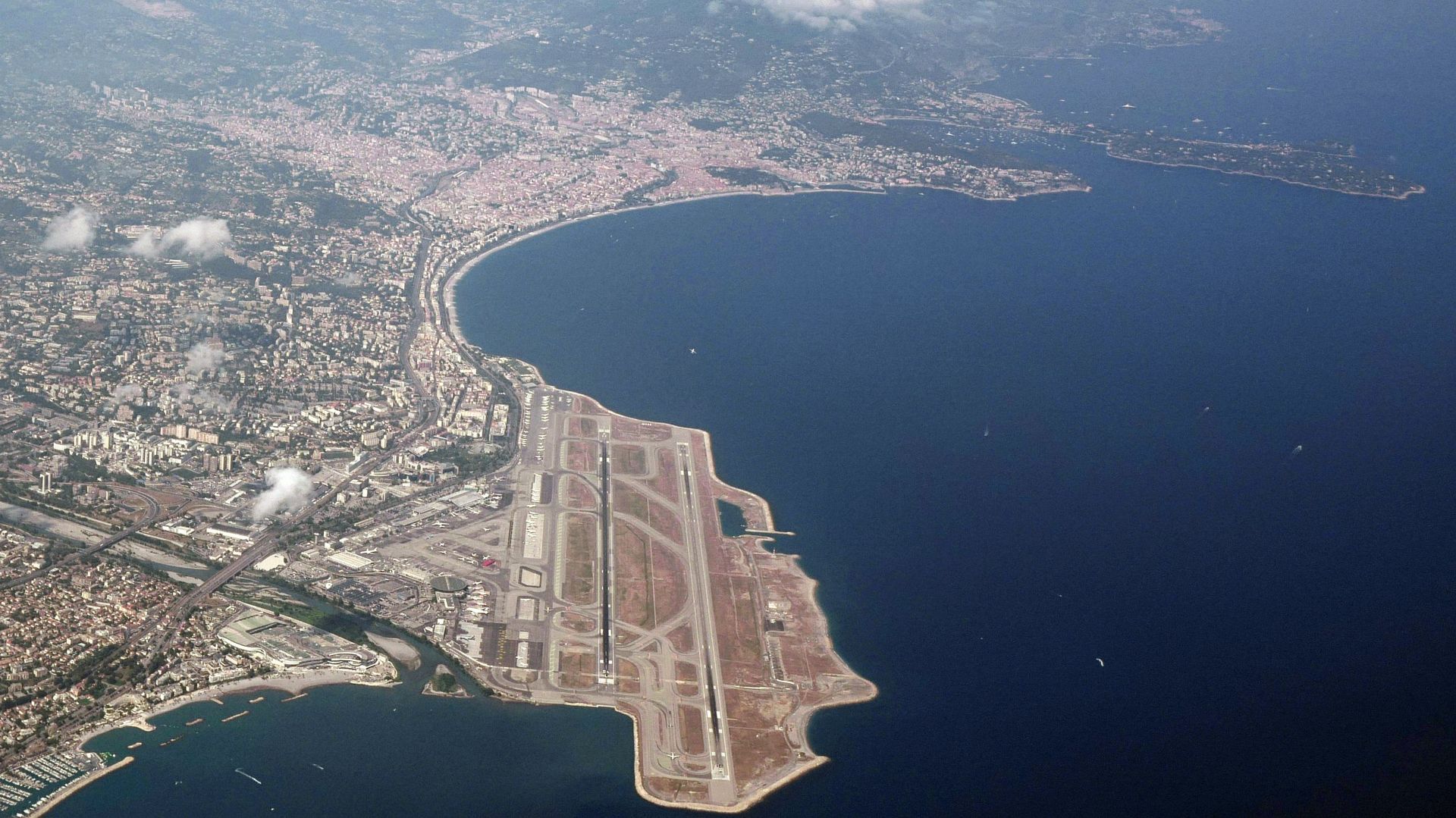 Piste de l'aéroport de Nice-Riviera, juste au bord de la mer. 