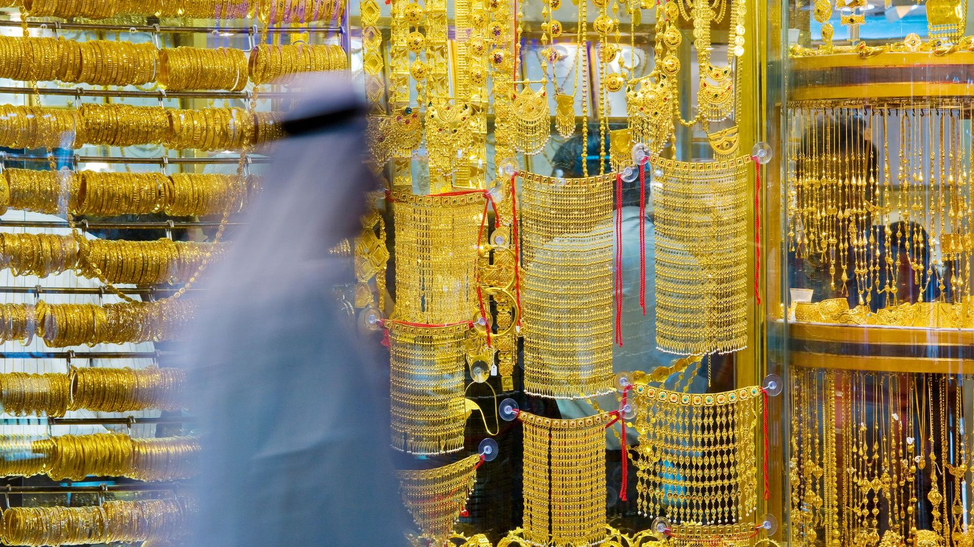 Robes, lunettes et couronnes : le souk de l’or de Dubaï brille à nouveau