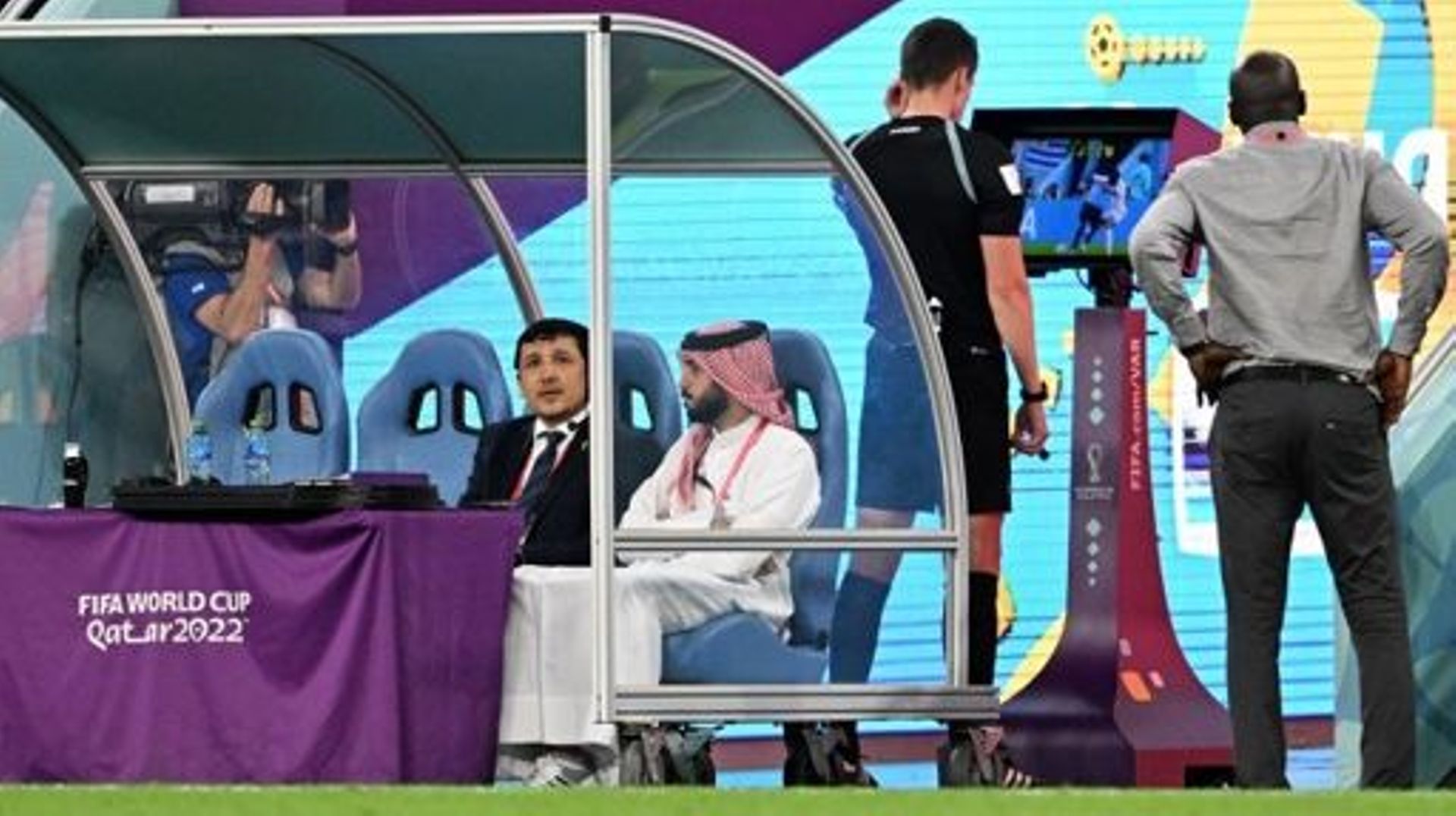 German referee Daniel Siebert checks the VAR for a possible penalty against Uruguay during the Qatar 2022 World Cup Group H football match between Ghana and Uruguay at the Al-Janoub Stadium in Al-Wakrah, south of Doha on December 2, 2022.  Raul ARBOLEDA /