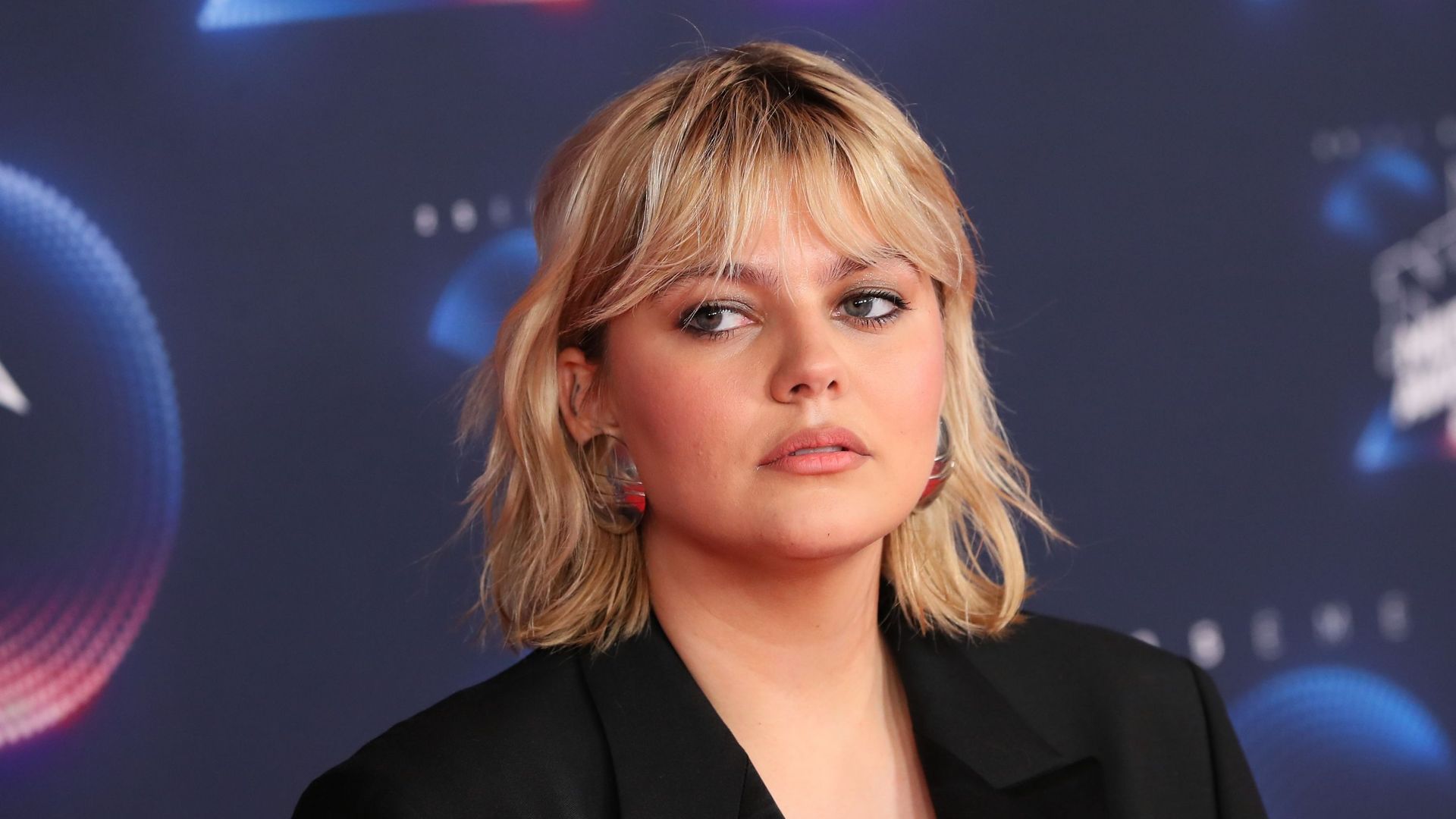 "J’ai mal tout le temps" : Louane se confie sur sa maladie auto-immune