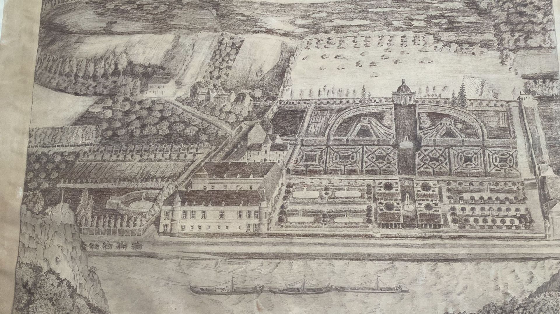 Oeuvre exposée dans le pré-accueil du château de Freÿr, où l’on voit les orangers disposés autour des deux étangs, à droite