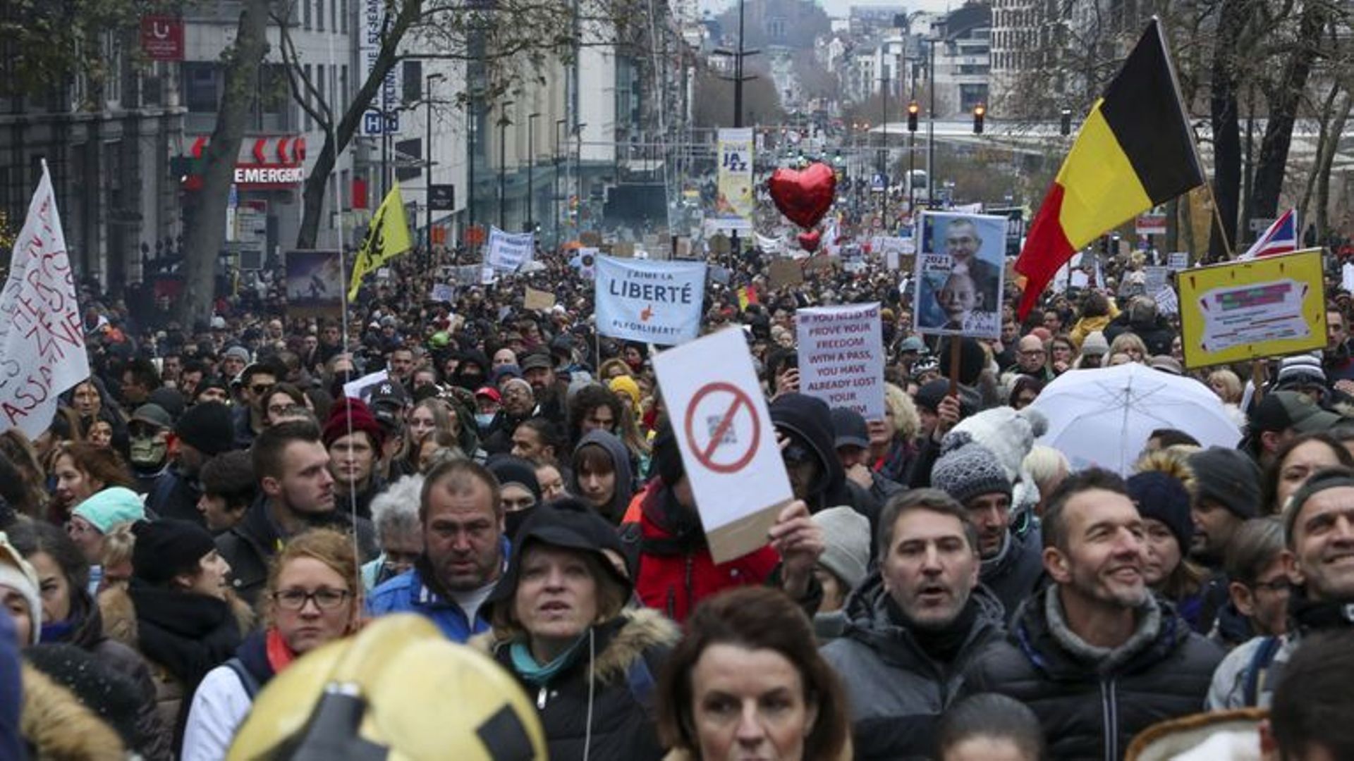 Ce 5 décembre, des milliers de manifestants ont marché dans les rues de Bruxelles contre les mesures prises par le gouvernement dans le cadre de la crise sanitaire. 