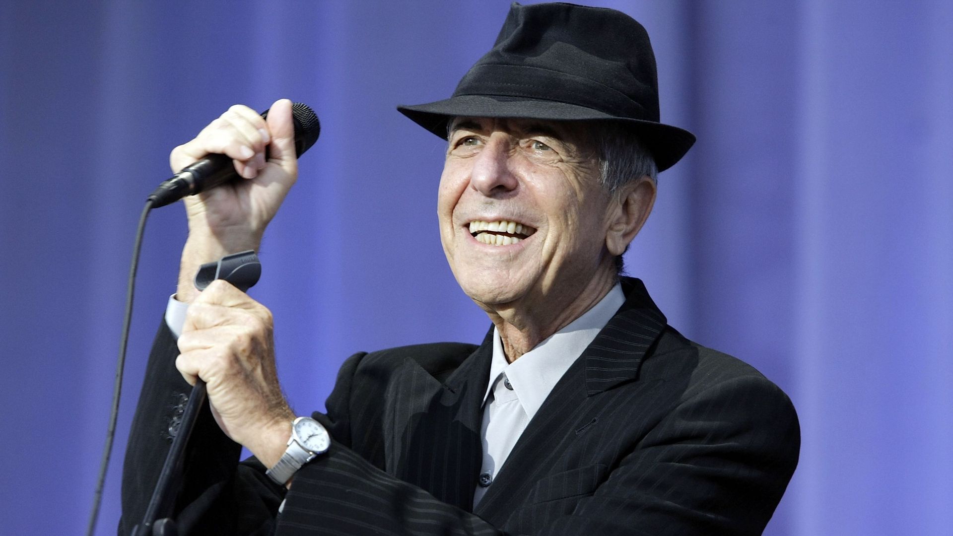 Leonard Cohen se produisant sur la scène du Mercedes-Benz World à Weybridge le 11 juillet 2009.