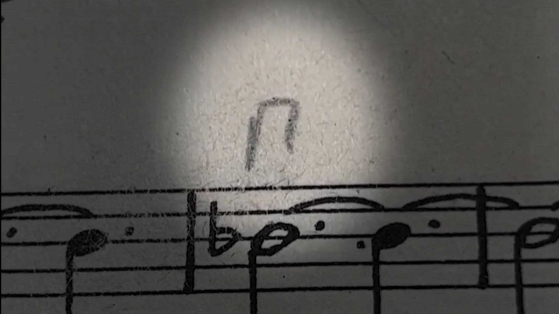 Les "coups d'archet" permettent aux musiciens de savoir dans quel sens utiliser leur archet. 