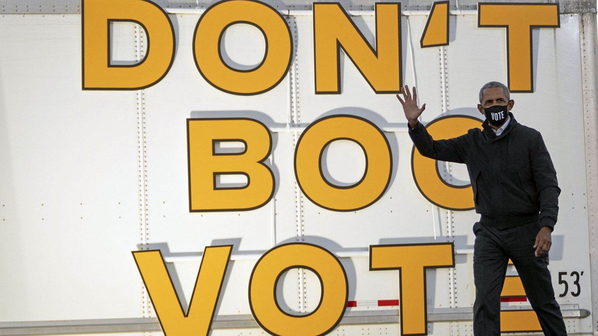 Masque et énergie pour Barack Obama, à Detroit, le 1er novembre 2020. "Dont' boo. Vote !" – "Inutile de huer. Allez voter !"