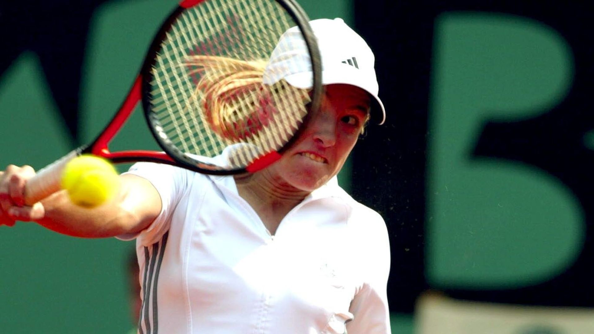 Justine Henin entre dans l’histoire du sport belge en devenant la première à remporter un titre du grand chelem, à Roland-Garros en 2003.