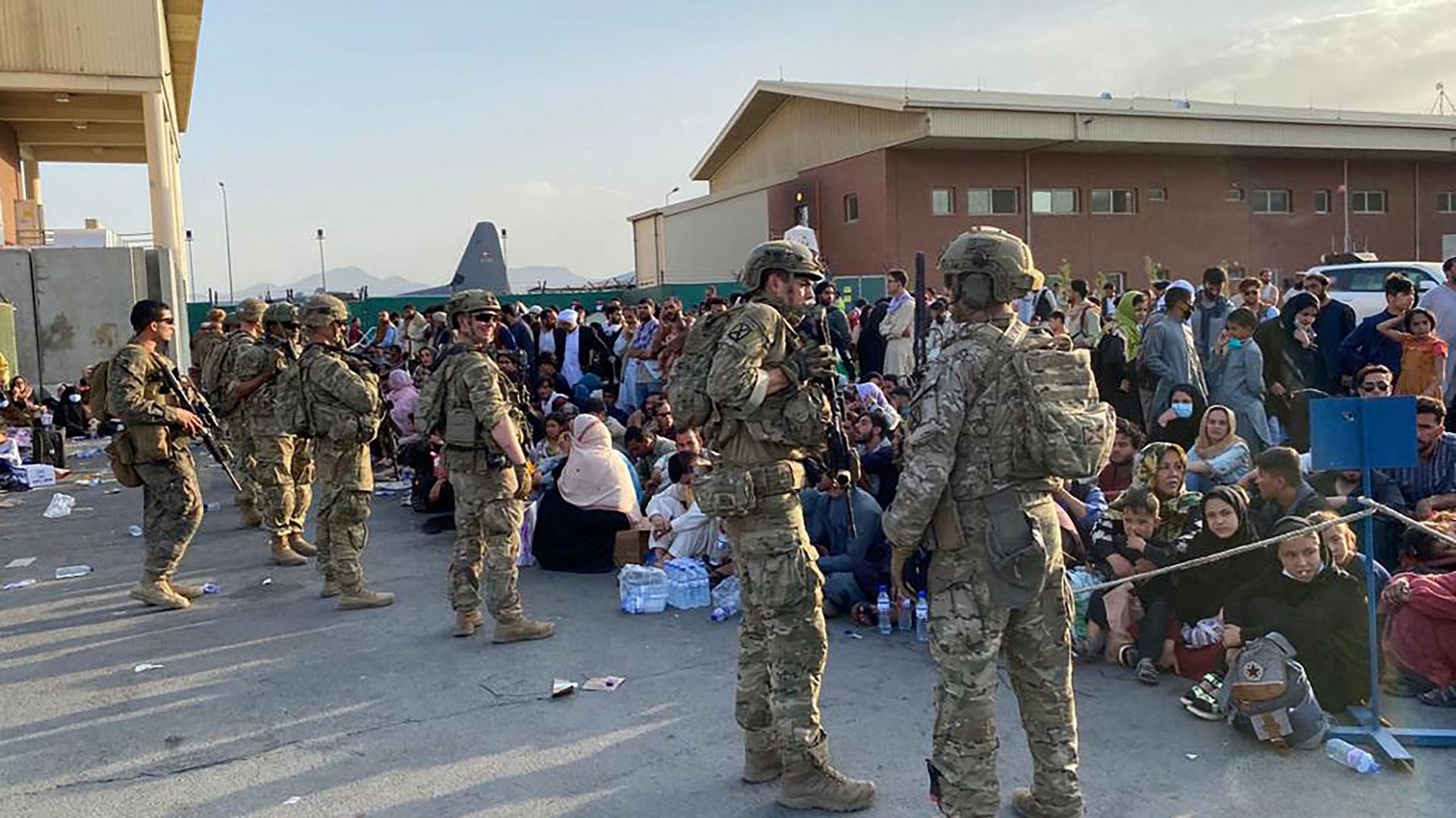 L'Afghanistan sous pouvoir taliban : environ 6000 personnes attendent à l'aéroport de Kaboul pour être évacuées