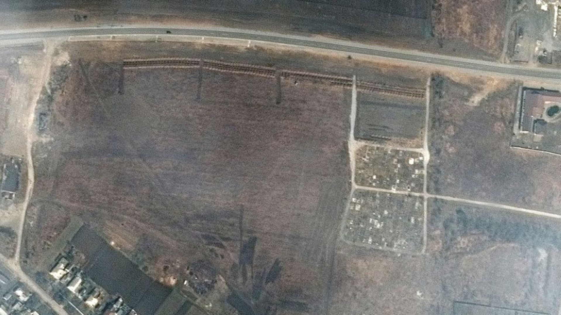 Image satellite publiée par Maxar Technologies le 21 avril 2022 montrant une fosse commune dans le village de Manhush le 30 mars 2022