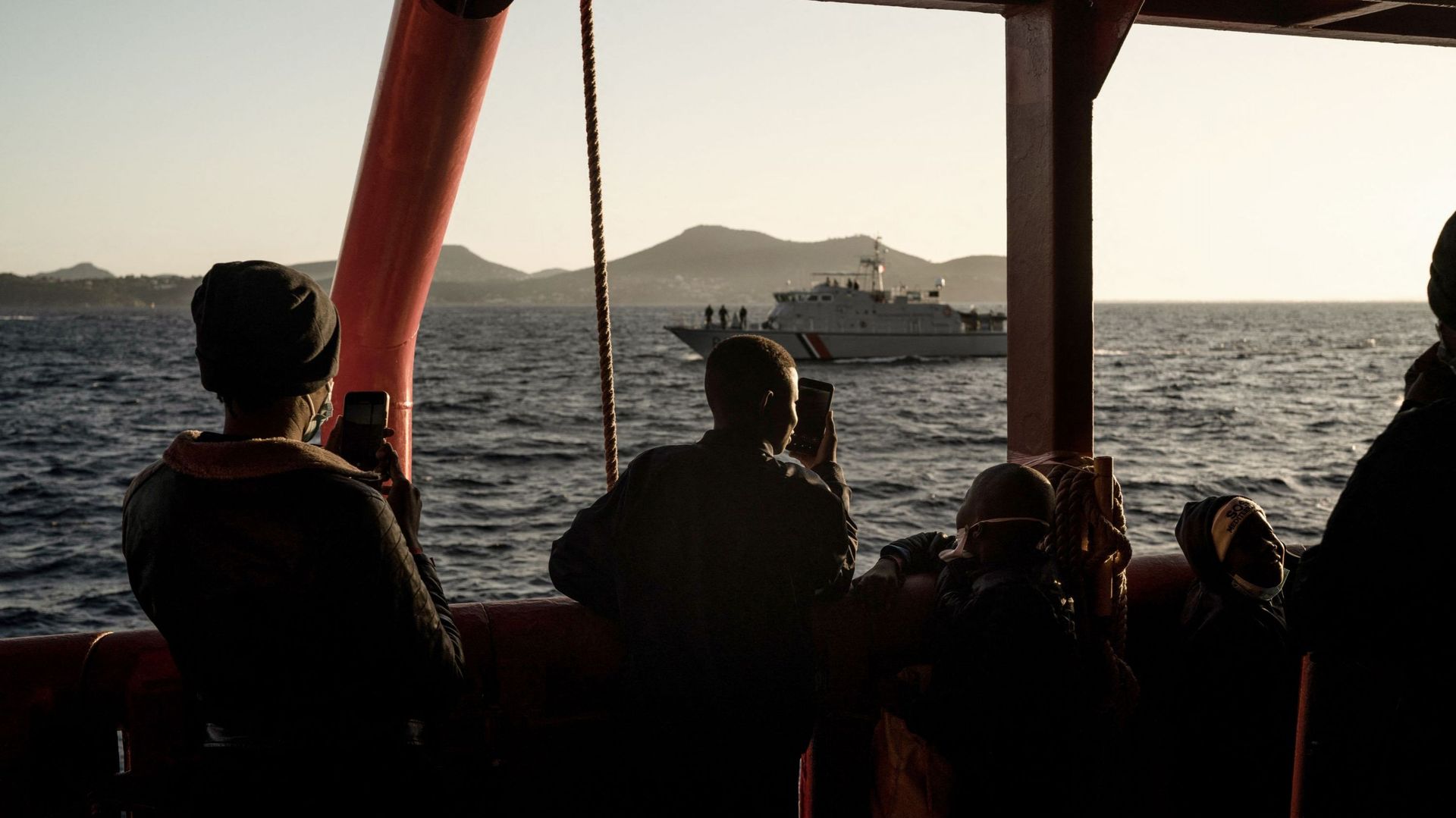 Des migrants à bord de l'Ocean Viking, avant leur débarquement à Toulon le 11 novembre 2022
