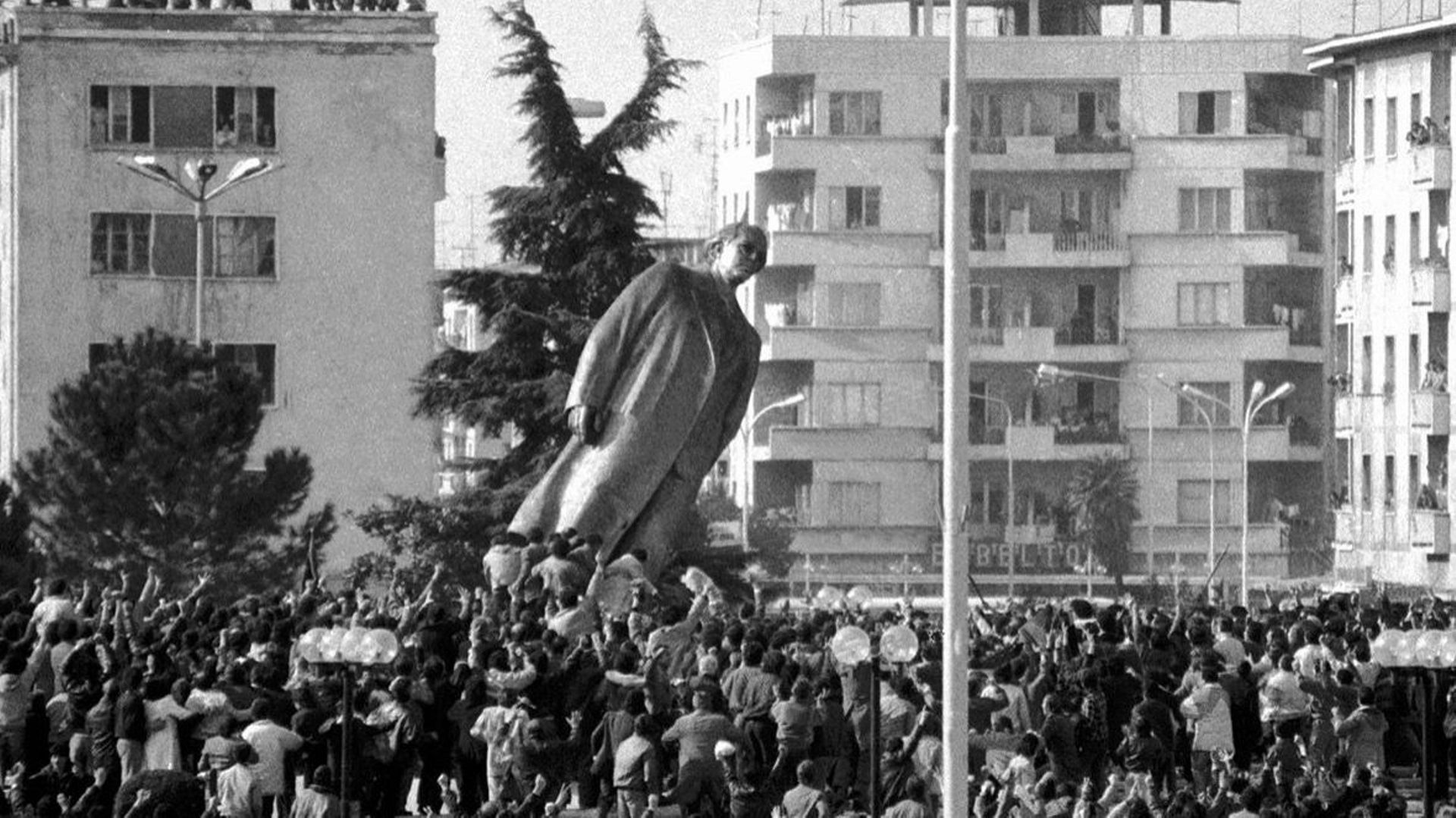 Déstabilisation de la statue de bronze du dictateur albanais le 20/02/1991